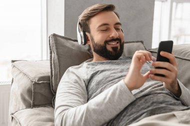 Neşeli adam 30'lu koltukta yalan ve yamaç casual giyim