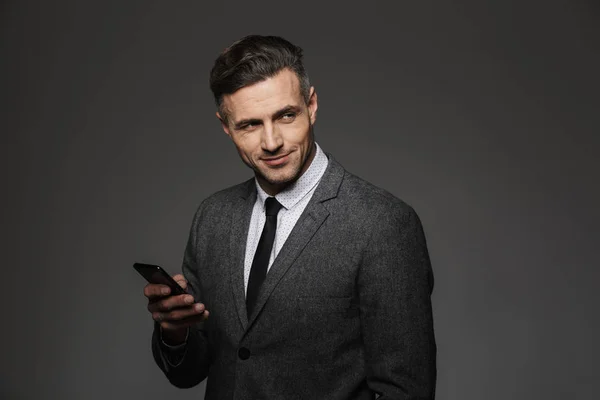 Elegancki modny mężczyzna ubrany w strój biznesu gospodarstwa smartphon — Zdjęcie stockowe