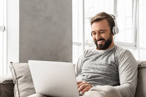 Foto de contenido adulto hombre 30s en ropa casual descansando en hom — Foto de Stock