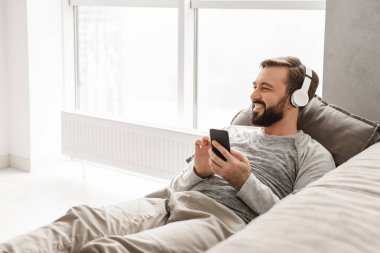 Temel giyim yatan içinde Avrupa görünümü ile yakışıklı adam