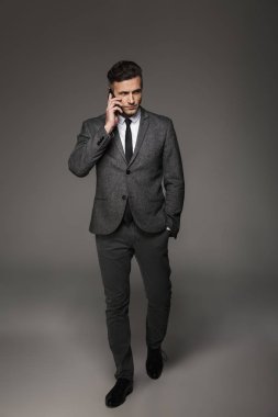 İş adamı 30'lu fotoğrafı tam boy resmi elbise zekâ giyinmiş