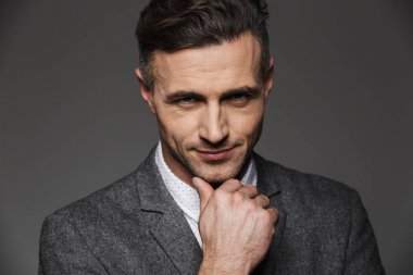 C arıyor takım elbise giyen yakışıklı içerik adam fotoğrafı