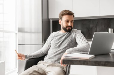 Casual giyim bakarak beyaz adamın 30'lu dizüstü bilgisayarda fotoğraf,