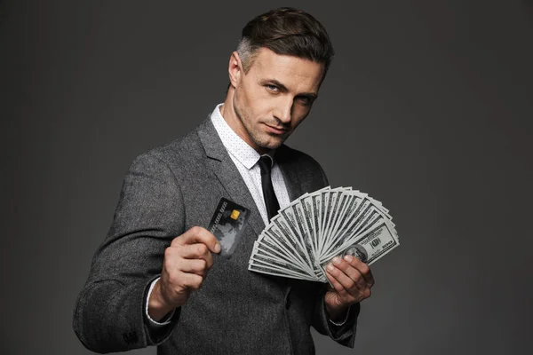 ドル ca のファンを保持しているビジネス スーツで金持ちの男 30 代の写真 — ストック写真
