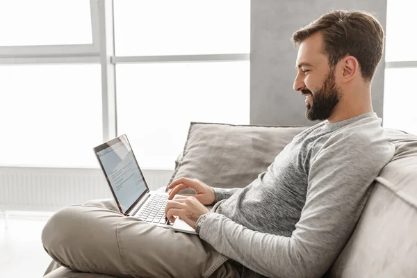 Foto en el perfil del hombre barbudo feliz 30s en ropa casual wor — Foto de Stock