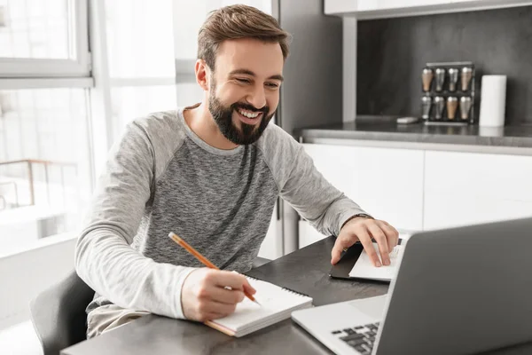 Photo de succès homme mûr trentaine en vêtements décontractés souriant un — Photo