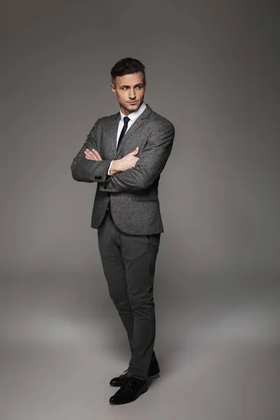 Full length portrait of fashionable man wearing business suit lo — Stock Photo, Image