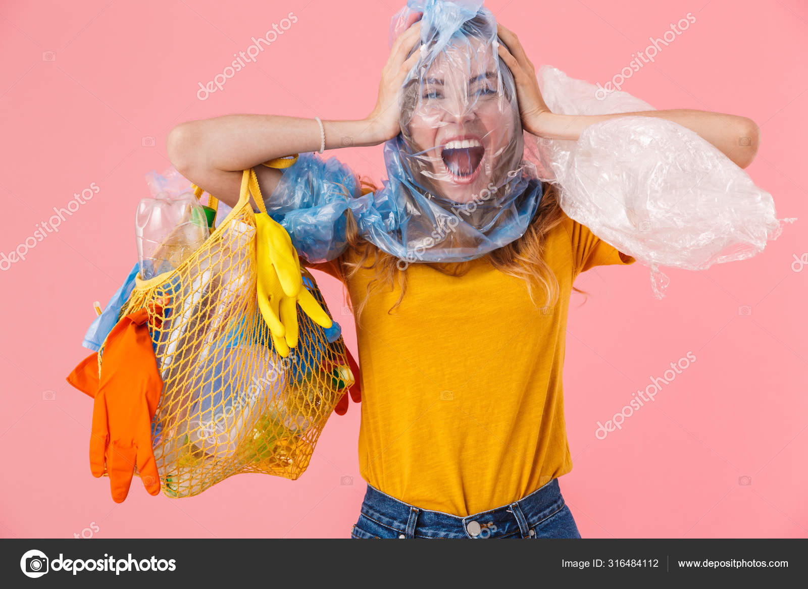 Фото нервной женщины с пакетом на голове, держащей пластиковые отходы 