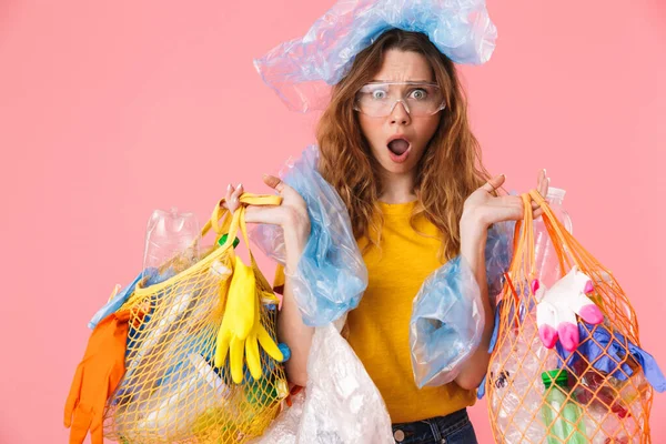 Foto de mujer expresando indignación mientras sostiene bolsas con plástico —  Fotos de Stock