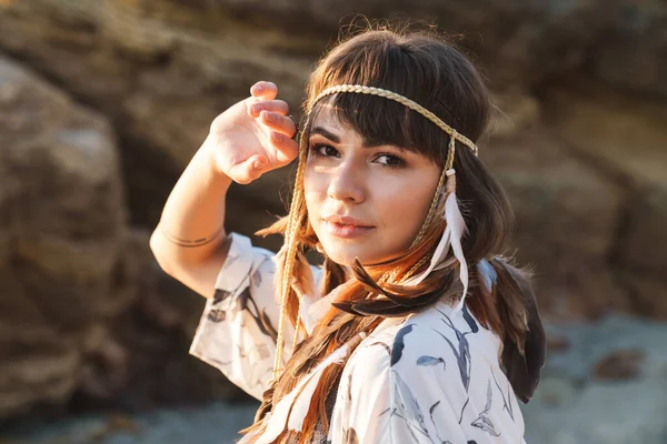 Afbeelding van rustig hippie meisje dragen veren hoofdband lopen door de zee — Stockfoto