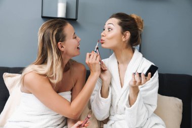 Arkadaşlar spa ameliyatından sonra makyaj yapar..