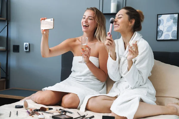 Donne amiche sorelle bere champagne farsi un selfie dal telefono cellulare . — Foto Stock