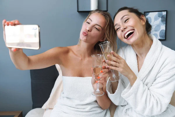 Donne amiche sorelle bere champagne farsi un selfie dal telefono cellulare . — Foto Stock