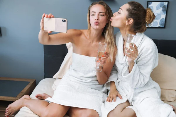Donne amiche sorelle bere champagne farsi un selfie dal telefono cellulare . — Foto Stock