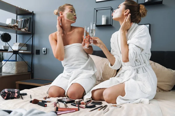 Le donne che si prendono cura della loro pelle con maschera viso — Foto Stock