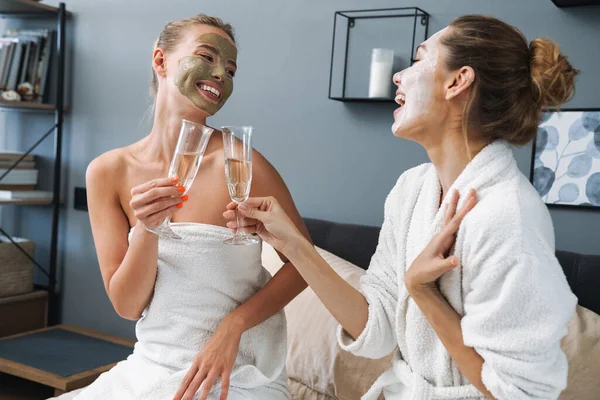 Le donne che si prendono cura della loro pelle con maschera viso — Foto Stock