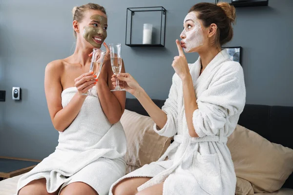 Le donne che si prendono cura della loro pelle con maschera viso — Foto Stock