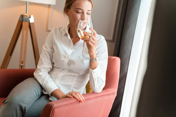 Ξανθιά επιχειρηματίας πίνει σαμπάνια λευκό κρασί. — Φωτογραφία Αρχείου