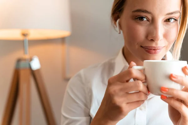 Mujer de negocios usando auriculares inalámbricos bluetooth . — Foto de Stock