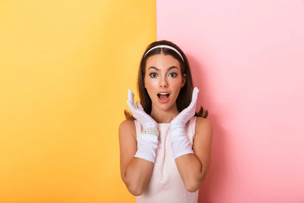 Mooie jonge elegante brunette vrouw — Stockfoto