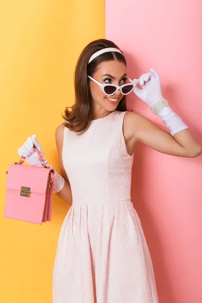 Hermosa joven elegante morena mujer — Foto de Stock