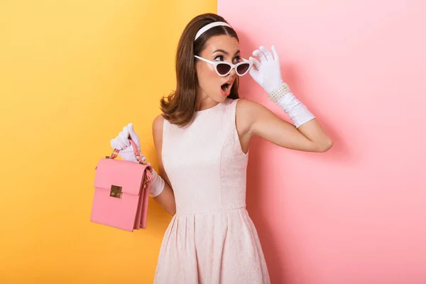 Mooie jonge elegante brunette vrouw — Stockfoto