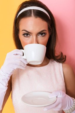 Güzel, genç, zarif, esmer kadın.