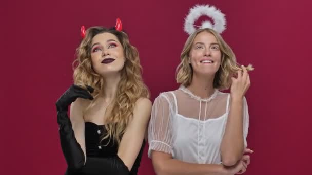 Šťastný Anděl Démon Dívky Hrát Vlasy Rozhlížet Karnevalu Kostýmy Izolované — Stock video