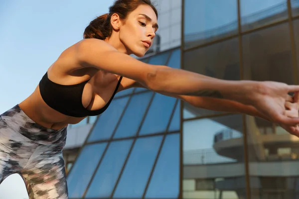 운동을 하고 있는 자신있는 날씬 한 여성의 이미지 — 스톡 사진