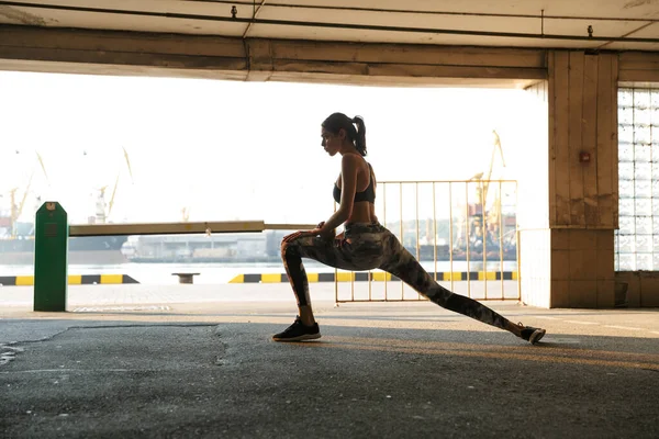 Imagem de mulher branca focada fazendo exercício enquanto se exercita — Fotografia de Stock