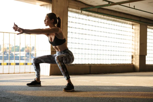 Imagen de una mujer fuerte y atractiva haciendo ejercicio mientras hace ejercicio — Foto de Stock