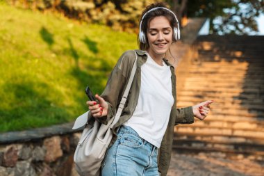 Kafkasyalı kulaklıklı bir kadının müzik dinlediği görüntüler.