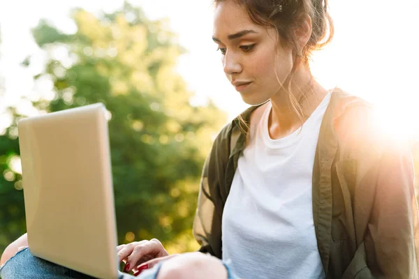 Bild av attraktiv kvinna som arbetar på bärbar dator i grön pa — Stockfoto