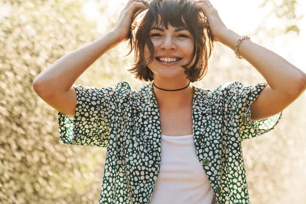 Imagen de mujer caucásica alegre sonriendo y divirtiéndose mientras sta —  Fotos de Stock