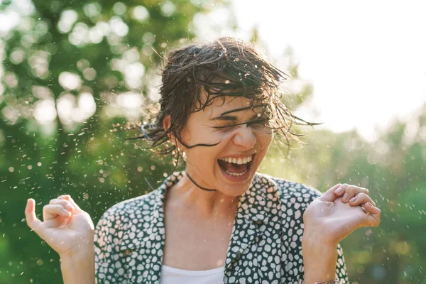 Imagen de mujer alegre emocionada con el pelo mojado divirtiéndose mientras sta — Foto de Stock