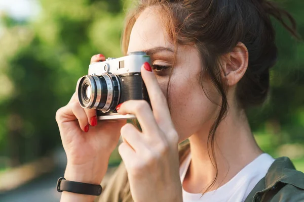 Wizerunek kaukaski uroczy brunetka biorąc zdjęcie na retro vinta — Zdjęcie stockowe