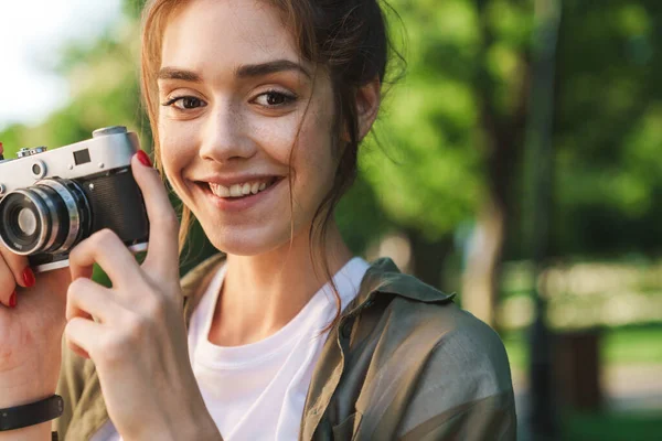 Imagen de atractiva morena encantadora tomando fotos en vint retro — Foto de Stock