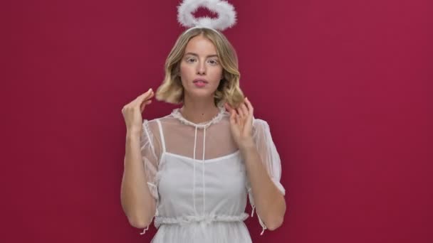 Gülümseyen Melek Kız Kırmızı Duvar Arkasında Izole Edilmiş Karnaval Kostümlü — Stok video