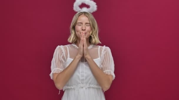 Mujer Ángel Sonriente Disfrazada Carnaval Pidiendo Algo Pose Oración Aislada — Vídeo de stock