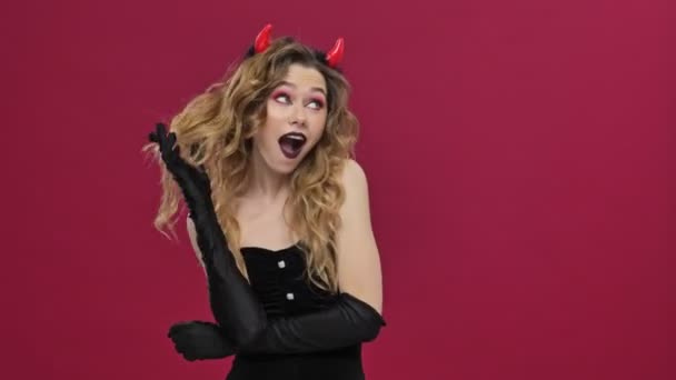 Plaisir Diable Femme Costume Carnaval Pensée Toucher Ses Cheveux Isolés — Video