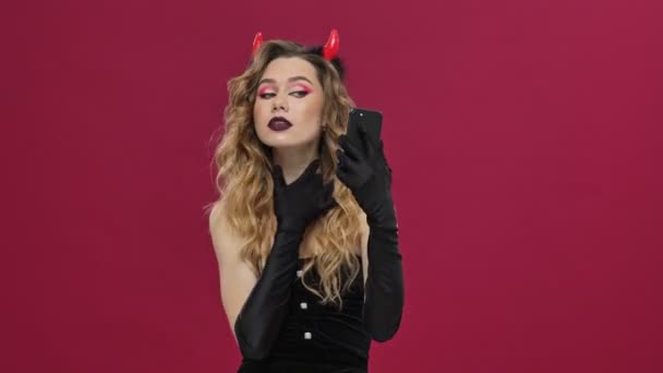 Belle Femme Diable Costume Carnaval Fixant Ses Cheveux Tout Regardant — Video