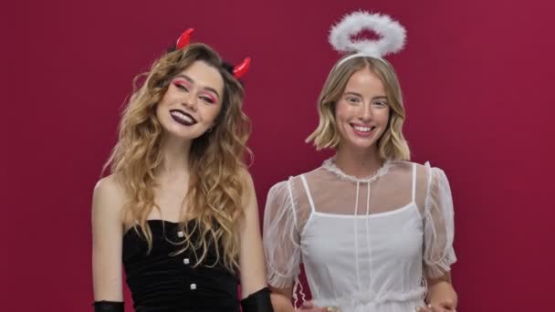 Šťastný Anděl Naštvaný Démon Dívky Ukazující Prostředníček Usmívající Karnevalu Kostýmy — Stock video