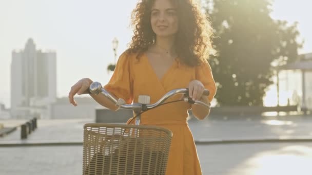 Beskuren Över Glad Ung Rödhårig Lockig Kvinna Med Cykel Leende — Stockvideo