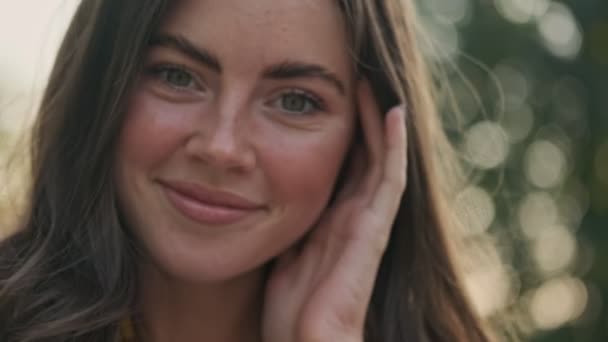 Parkta Dinlenirken Gülümseyen Yüzüne Dokunan Çekici Genç Esmer Kadın Manzarası — Stok video