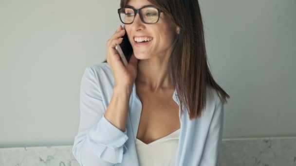 Atractiva Joven Mujer Negocios Sonriendo Hablando Teléfono Inteligente Mientras Trabaja — Vídeo de stock