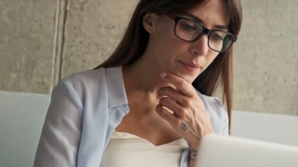 Vista Cerca Joven Mujer Negocios Concentrada Pensando Tocándose Barbilla Con — Vídeo de stock