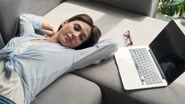 Visão Superior Atraente Jovem Mulher Negócios Descansando Adormecendo Enquanto Deitado — Vídeo de Stock