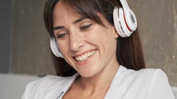 Evdeki Kablosuz Kulaklıklarla Radyo Dinlerken Gülümseyen Gülen Neşeli Genç Bayanı — Stok video