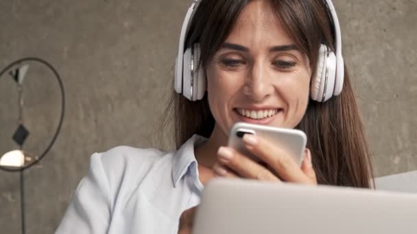 Vista Cerca Joven Atractiva Sonriente Usando Teléfono Inteligente Escuchando Música — Vídeos de Stock