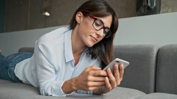 Atraente Calma Jovem Mulher Negócios Descansando Usando Smartphone Enquanto Deitado — Vídeo de Stock